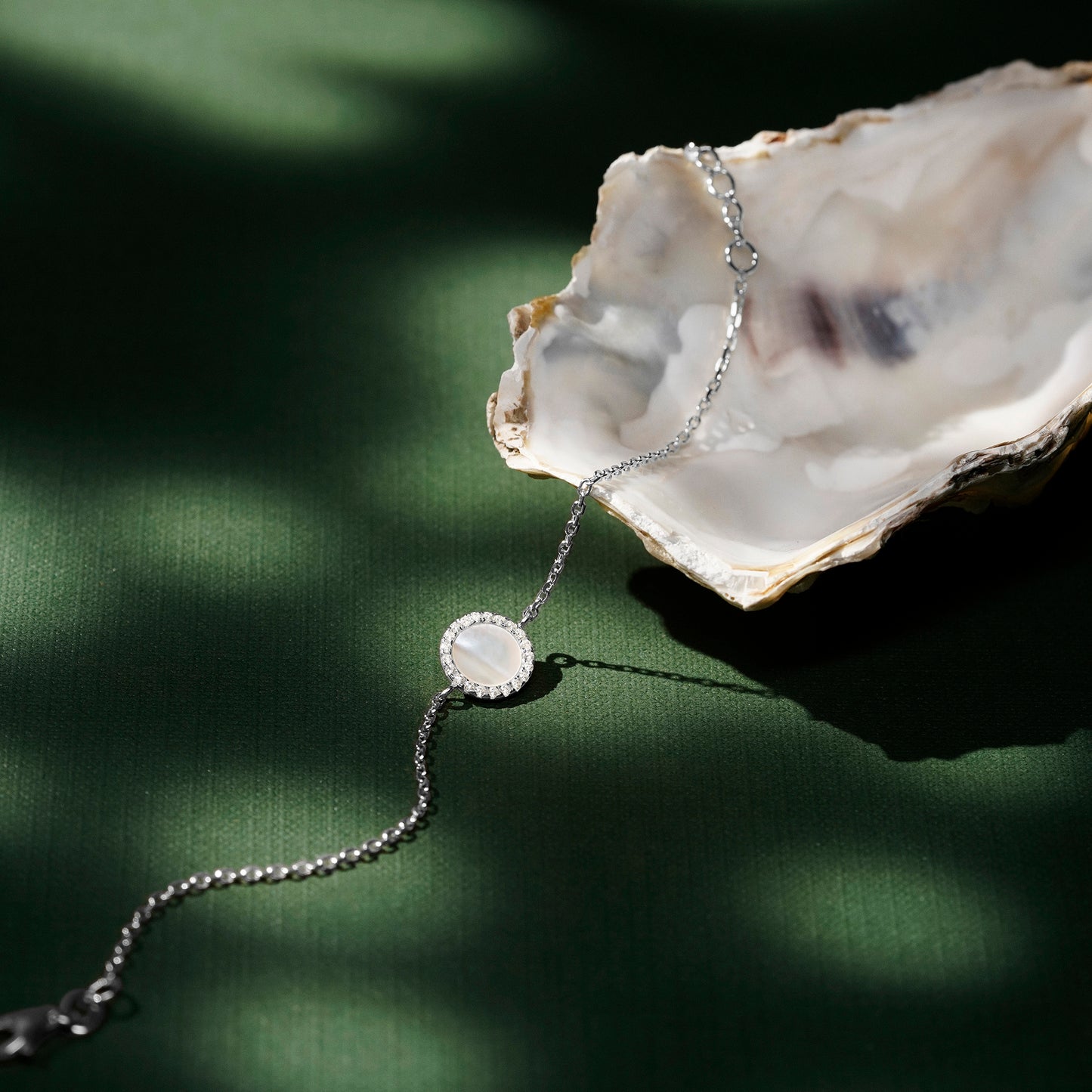 Pulsera círculo grande madre perla y circonitas blancas