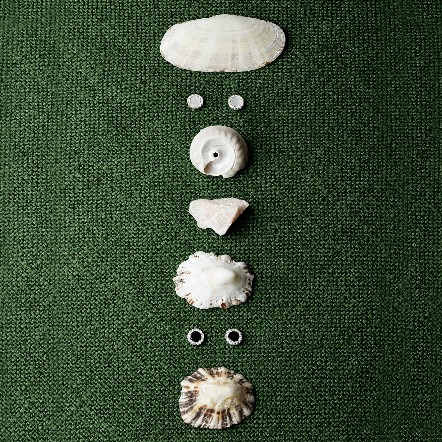 Pendientes círculo pequeño madre perla y circonitas blancas
