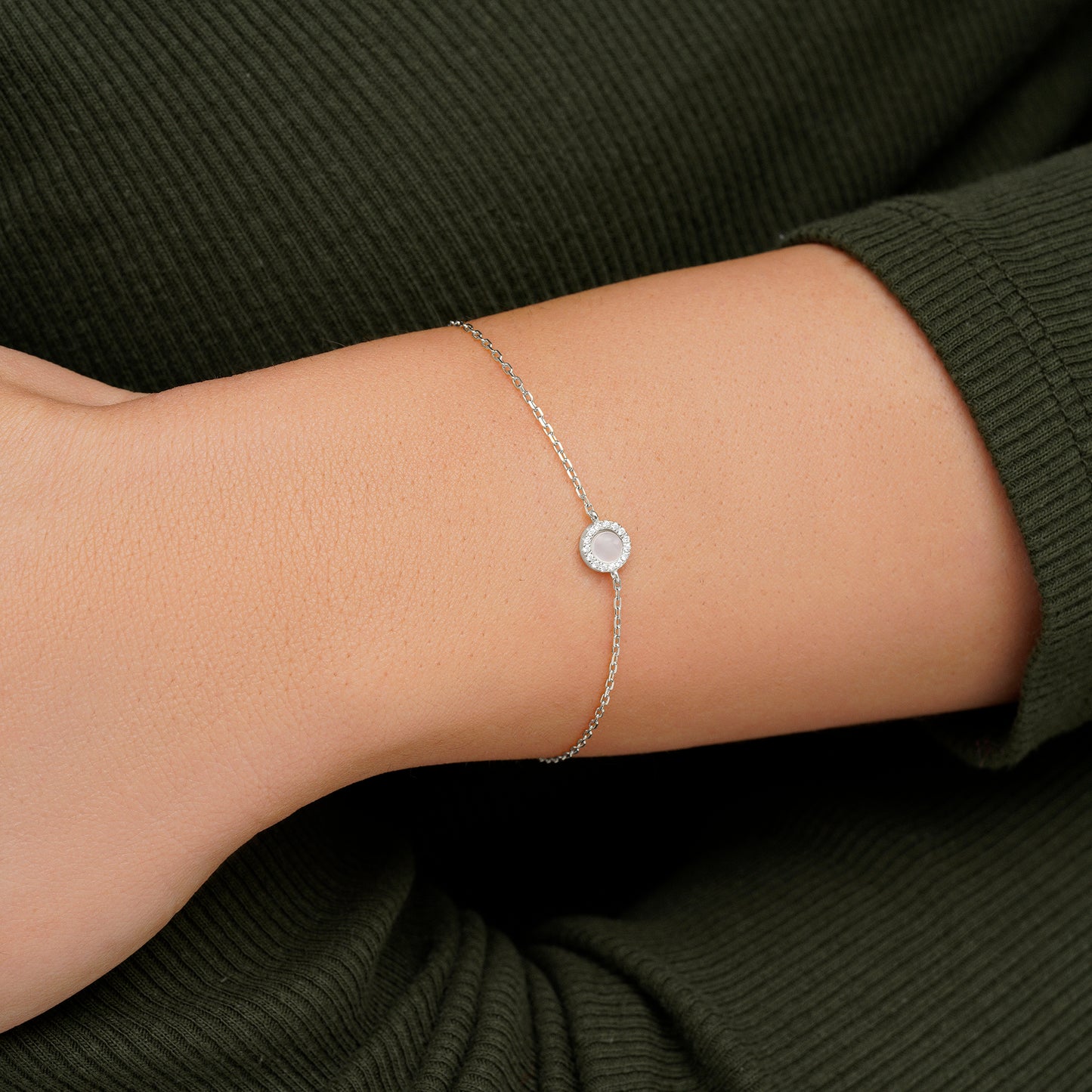 Pulsera círculo pequeño madre perla y circonitas blancas