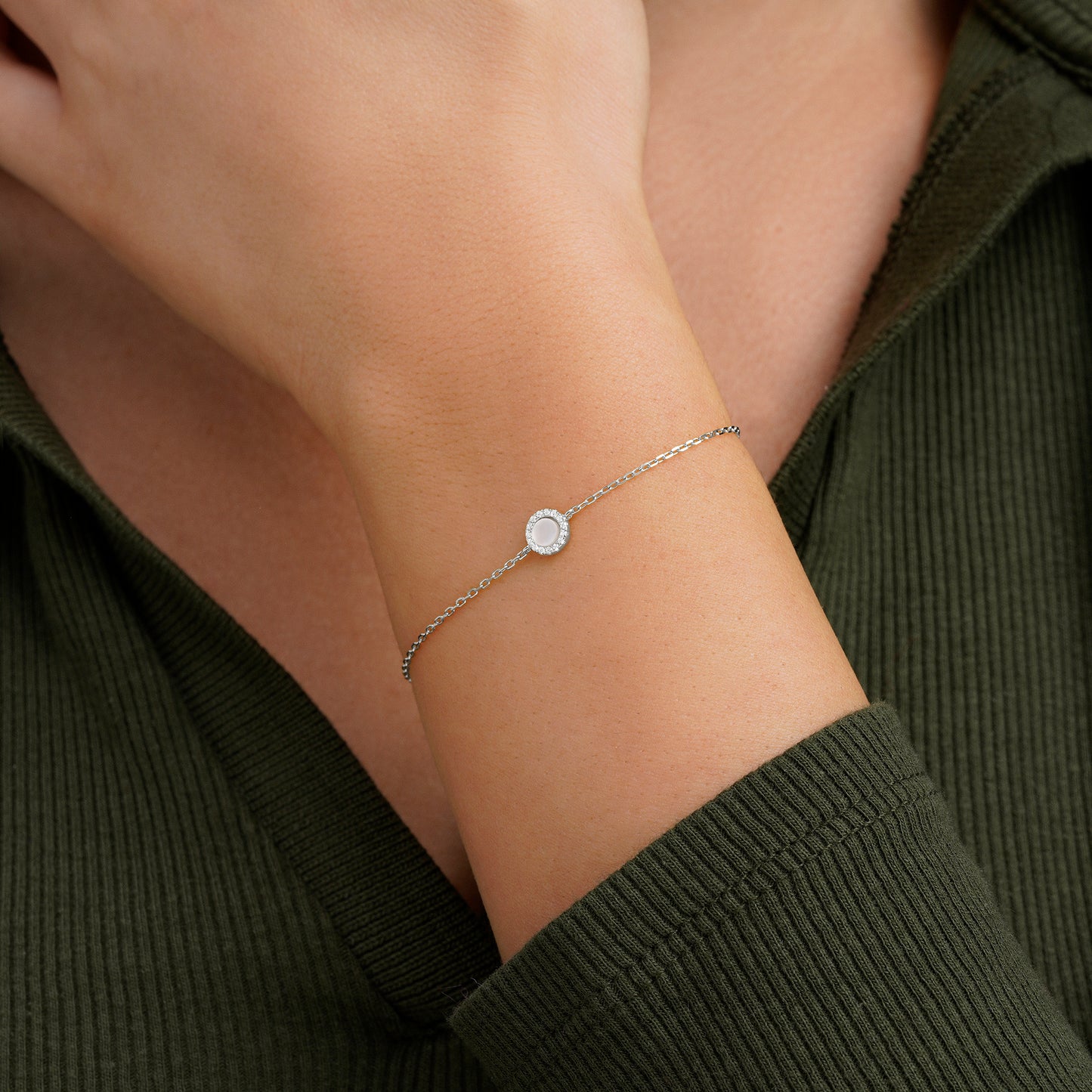 Pulsera círculo pequeño madre perla y circonitas blancas