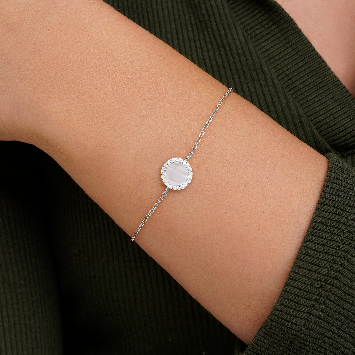Pulsera círculo grande madre perla y circonitas blancas