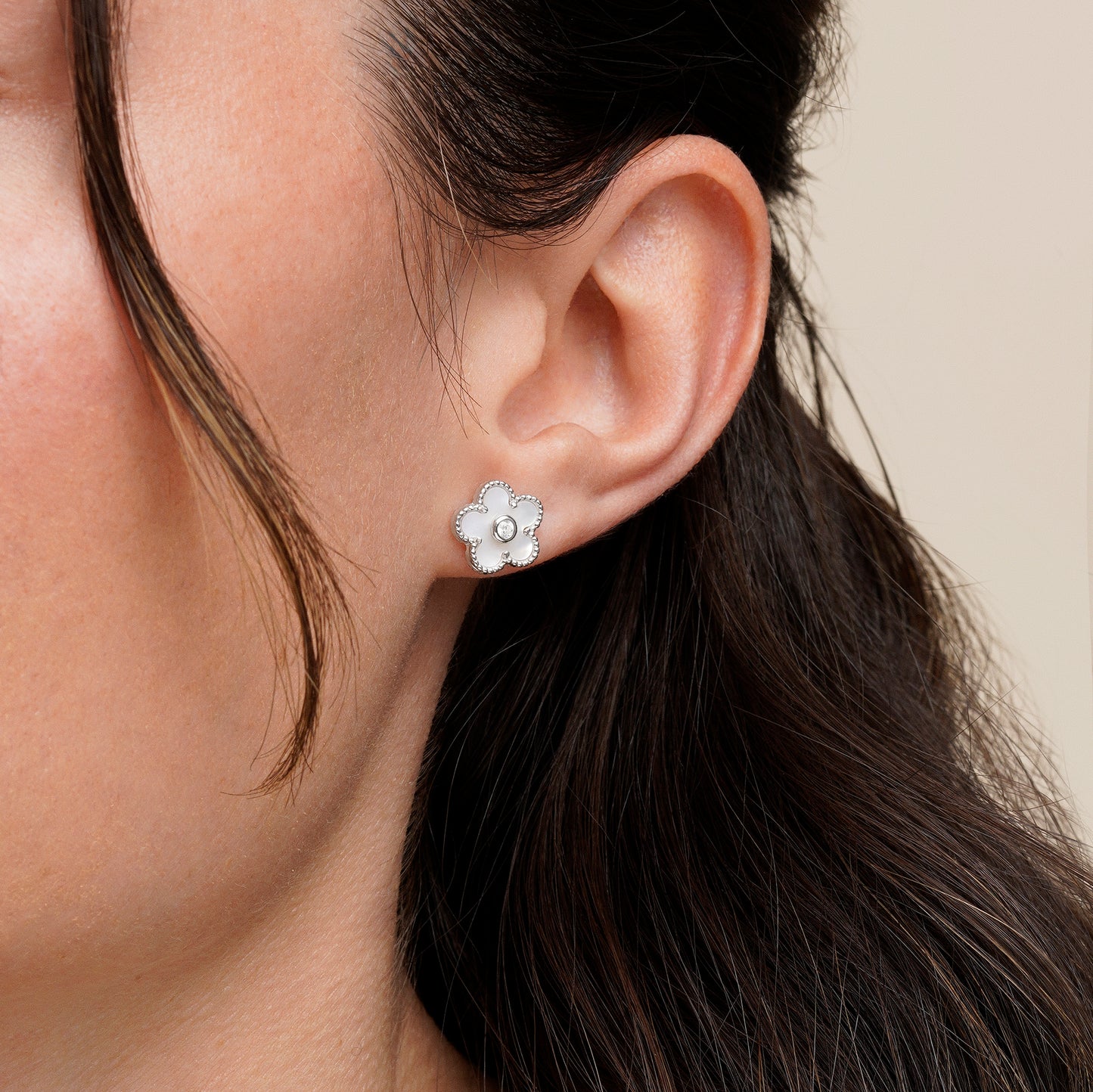 Pendientes flor de madre perla y circonita central