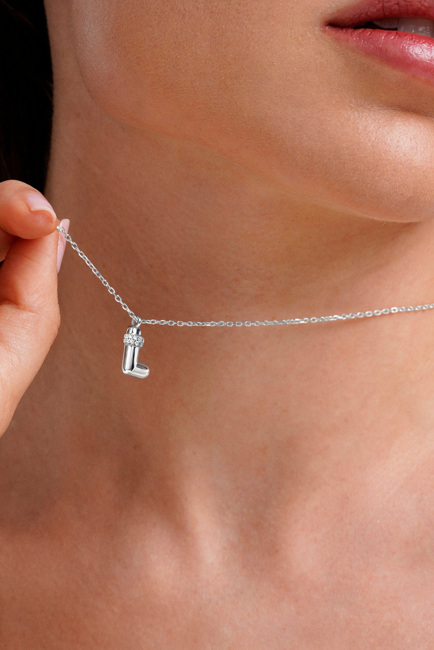 Collar con inicial "L" con volumen, plata y linea de circonitas