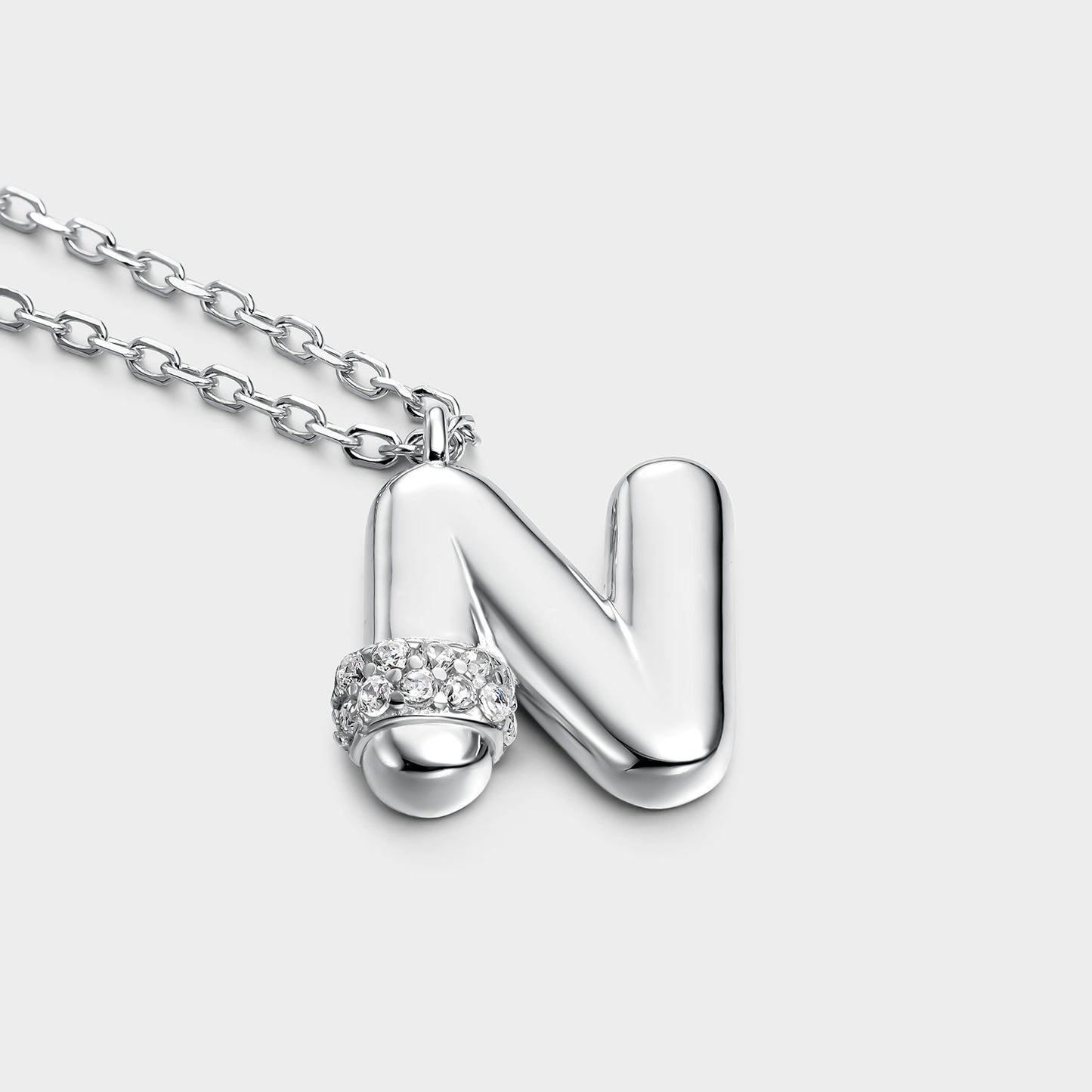 Collar con inicial "N" con volumen, plata y linea de circonitas