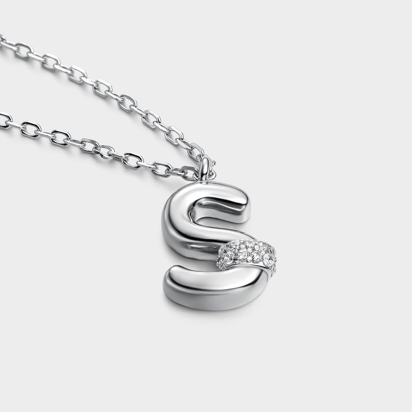 Collar con inicial "S" con volumen, plata y linea de circonitas