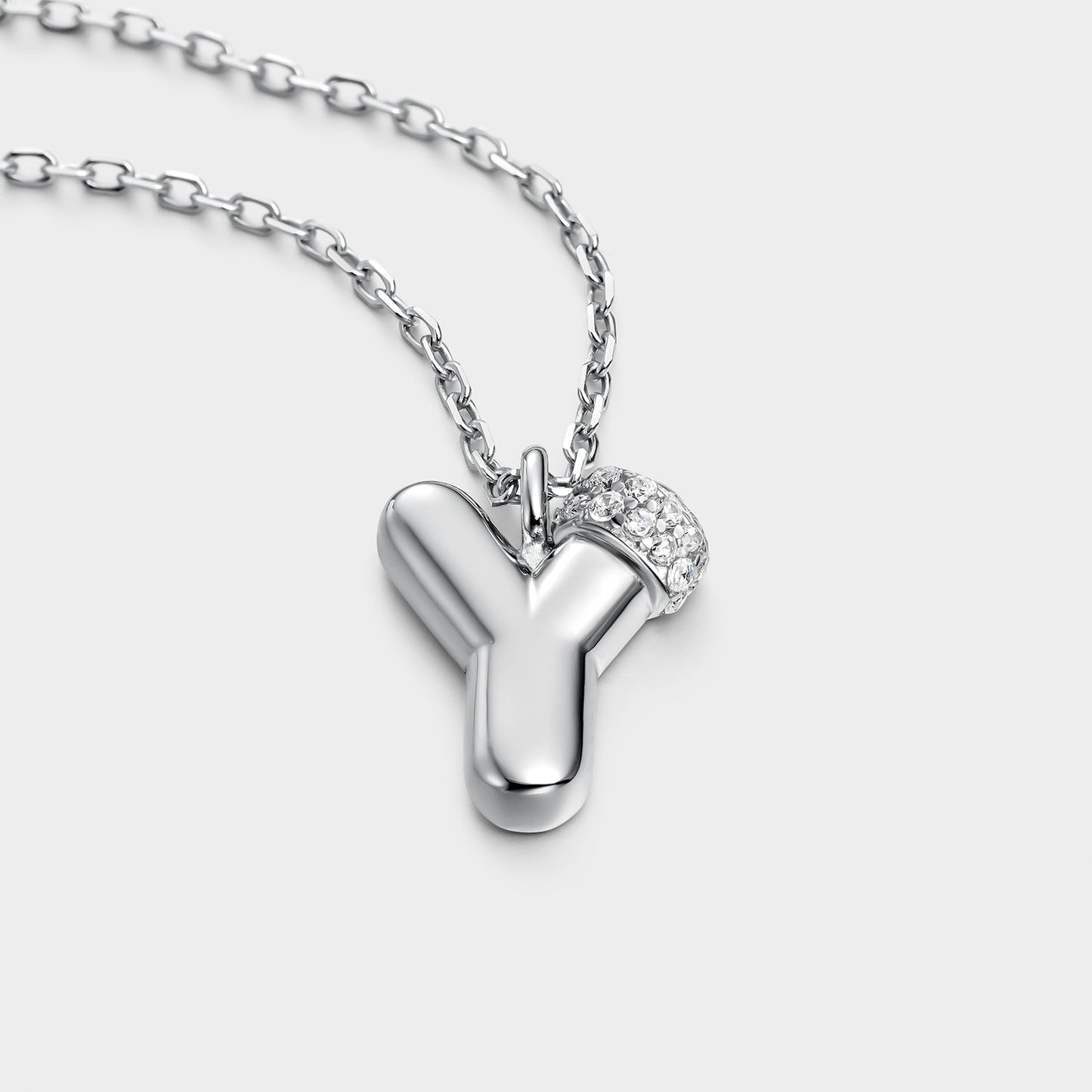 Collar con inicial "Y" con volumen, plata y linea de circonitas