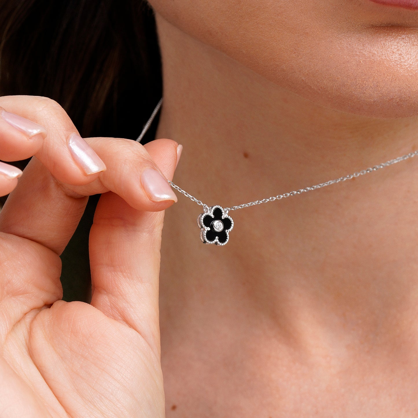 Collar flor de ónix y circonita central