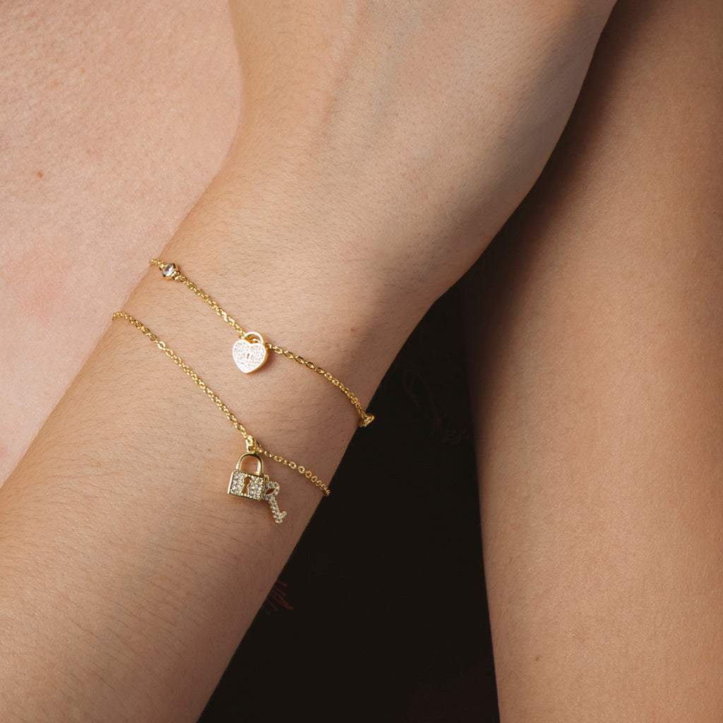 Pulsera de plata y circonitas bañada en oro amarillo con llave y candado