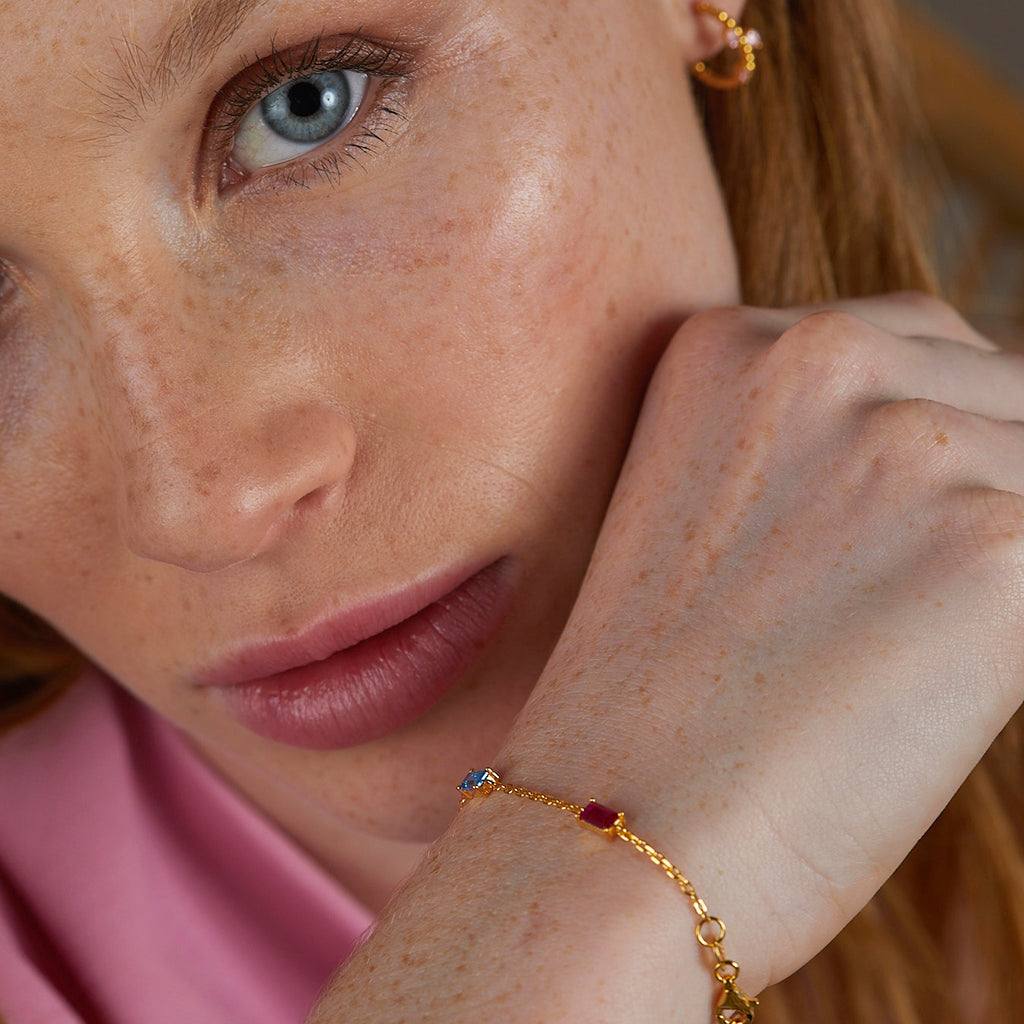 Pulsera de plata bañada en oro con circonitas de colores