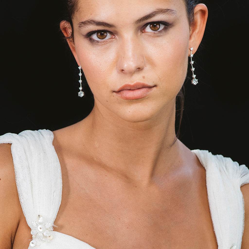 Pendientes largos de plata terminados en circonita blanca redonda