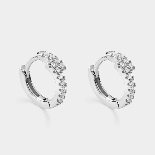 Pendientes criollas de plata con dos carriles de circonitas blancas en zigzag.
