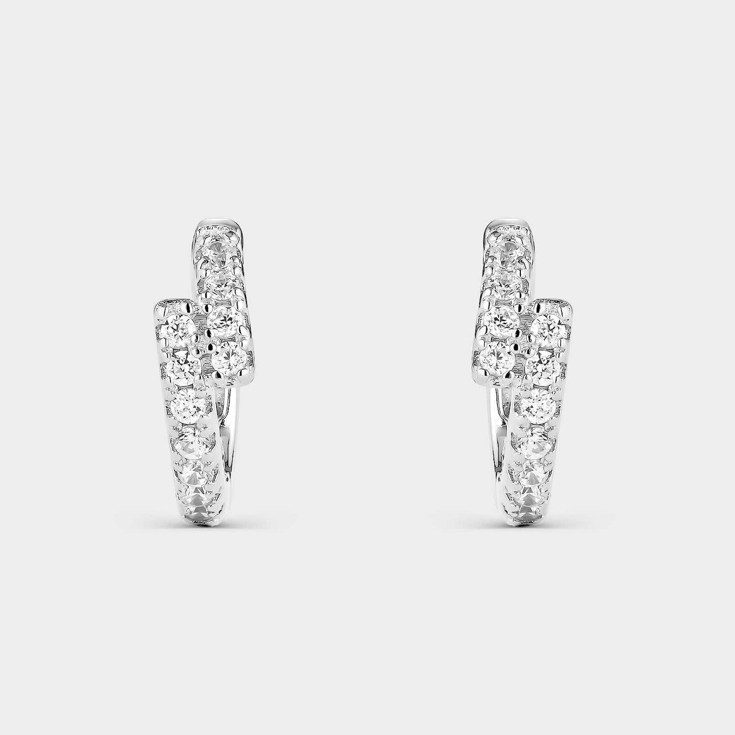 Pendientes criollas de plata con dos carriles de circonitas blancas en zigzag.