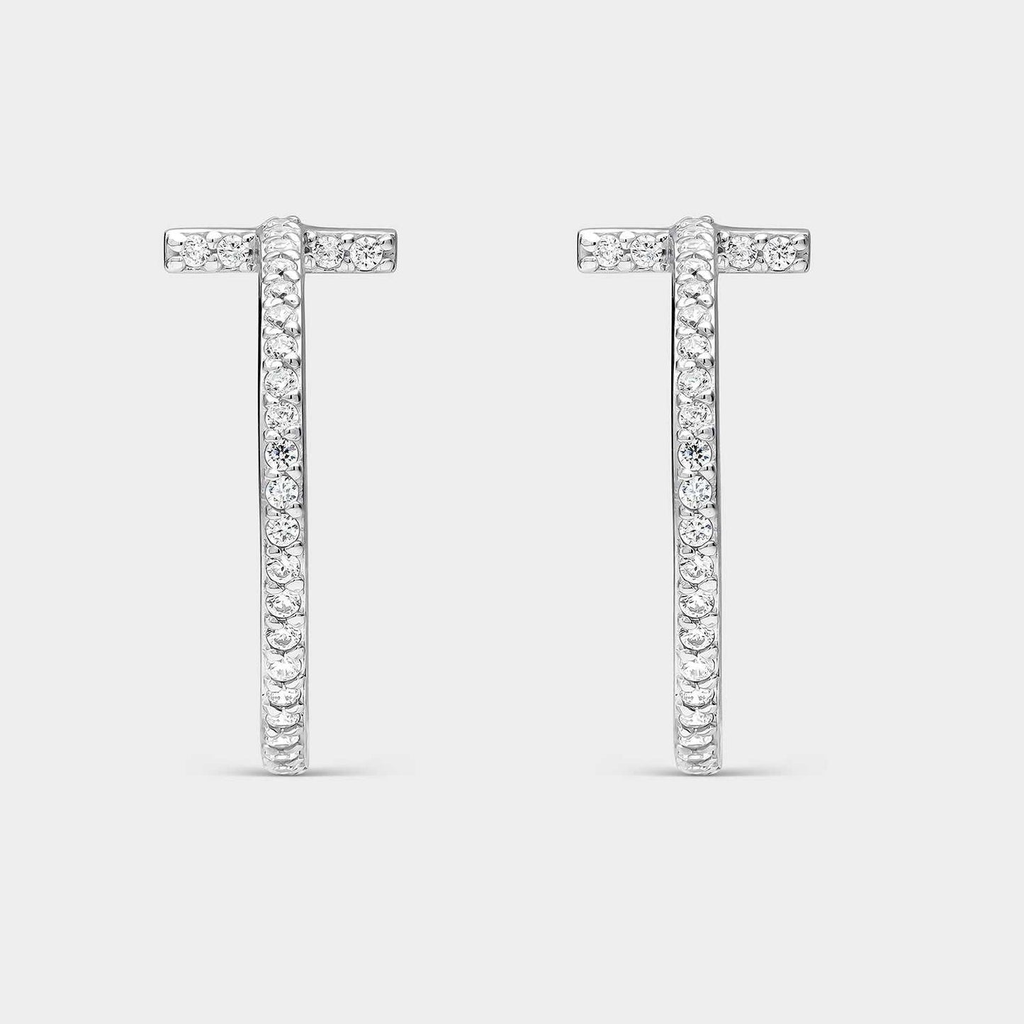 Pendientes criollas en forma de T y circonitas blancas