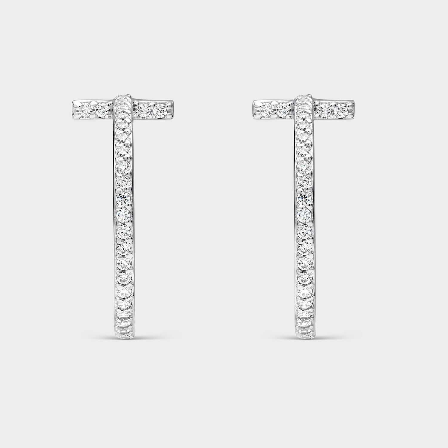 Pendientes criollas en forma de T y circonitas blancas