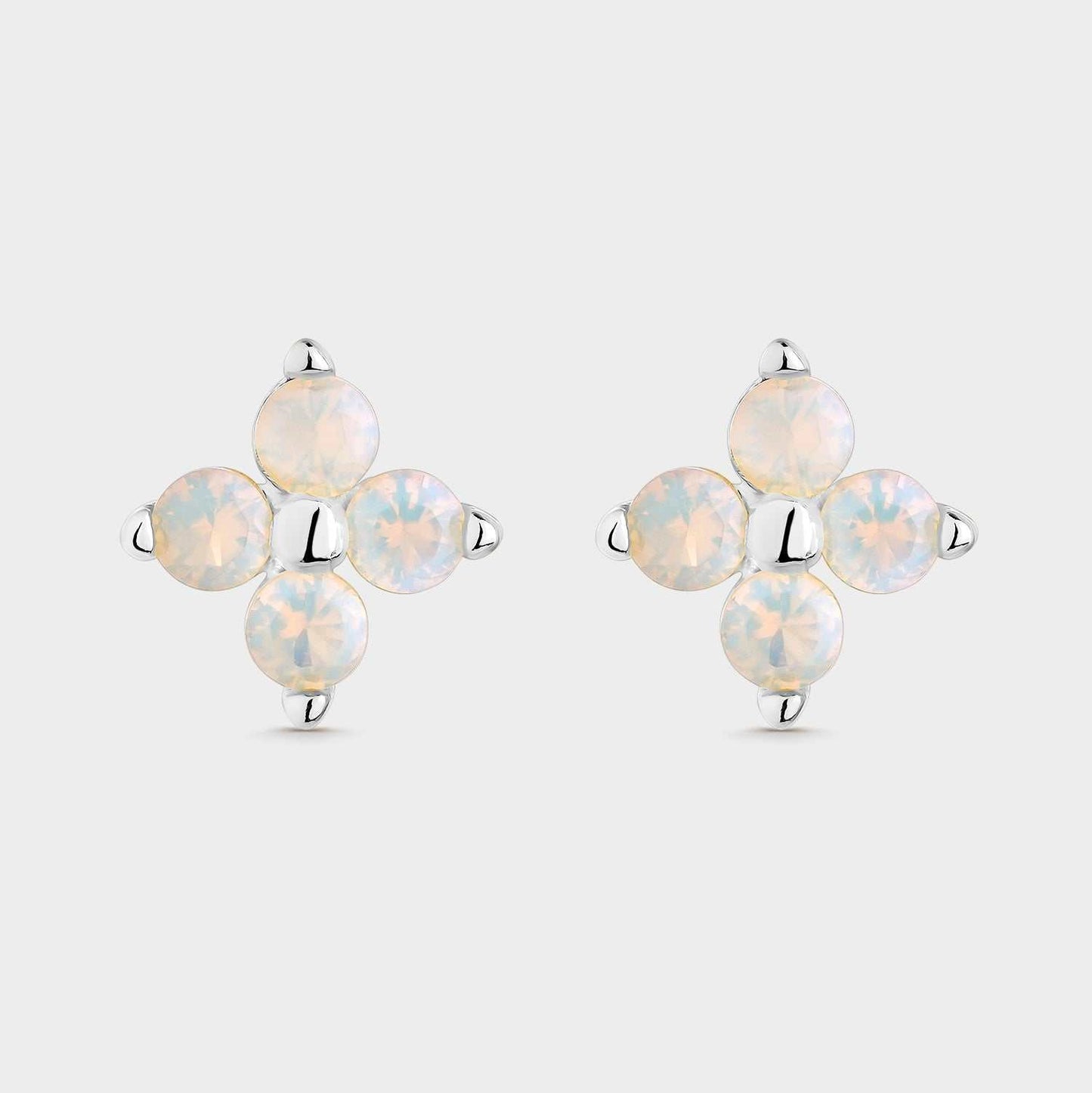 Pendientes de plata con ópalos blancos