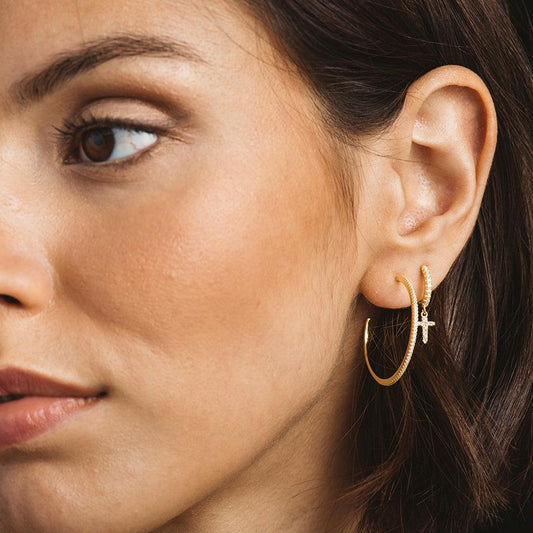 Große Creolen vergoldet und mit Zirkonen besetzt