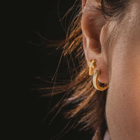 Längliche Kreuzohrringe aus Silber und Zirkon