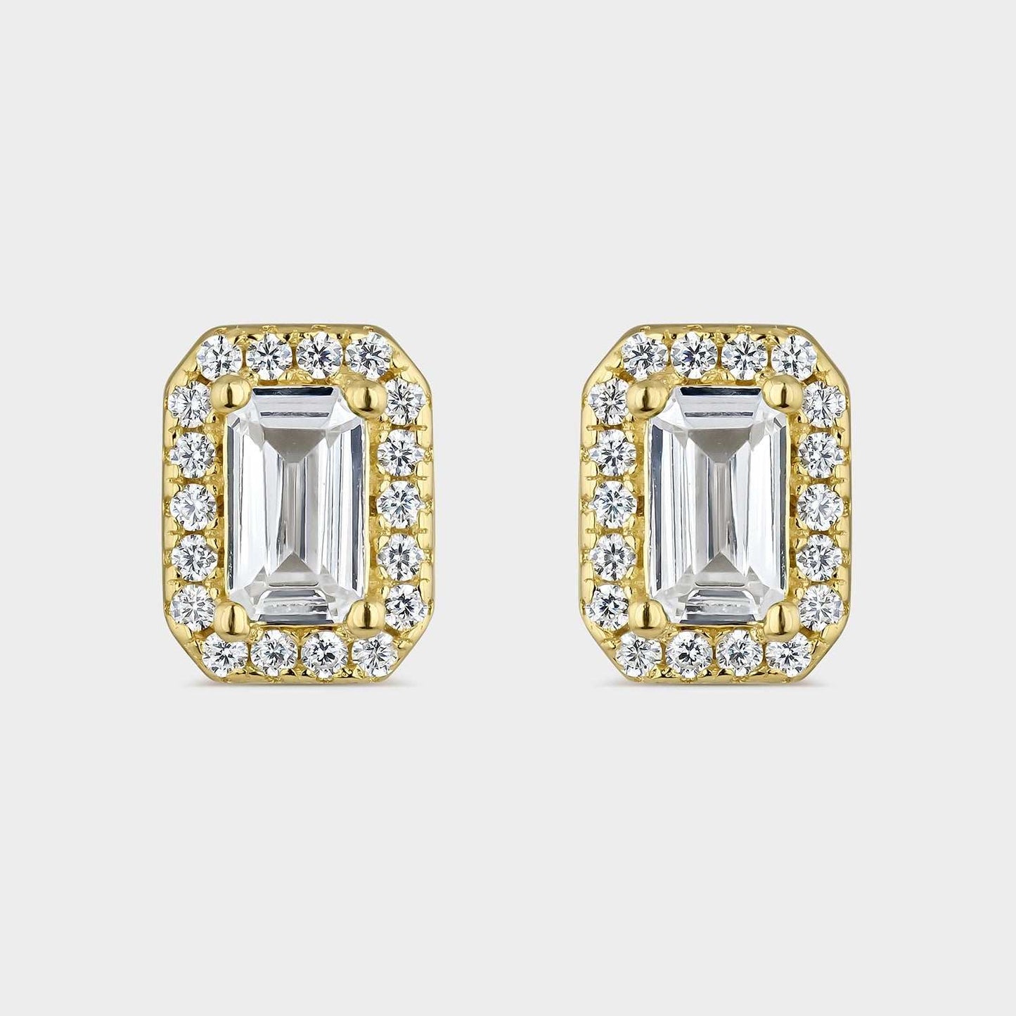 Pendientes de plata bañada en oro amarillo con circonita rectangular engastada en 4 garras rodeada de circonitas pequeñas todas ellas blancas