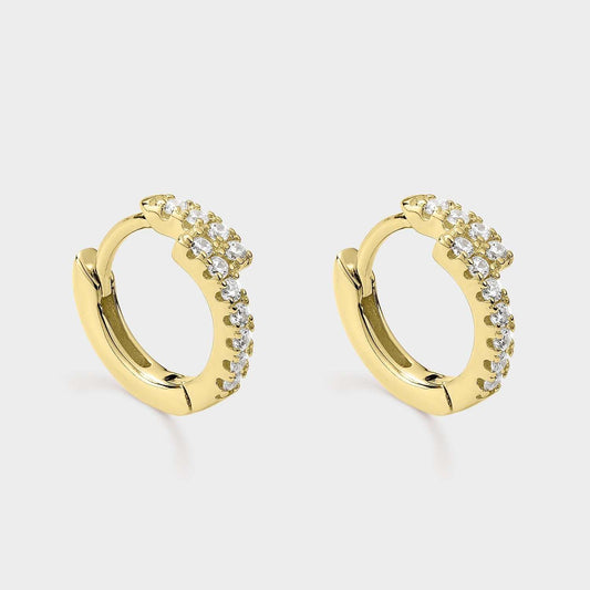 Kreolische Ohrringe aus gelbvergoldetem Silber mit zwei Zickzack-Bahnen aus weißen Zirkonen.