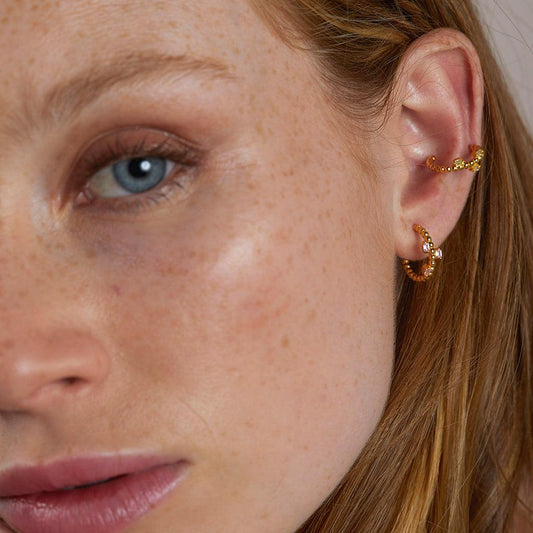 Goldene Creolen mit rosa Zirkonen