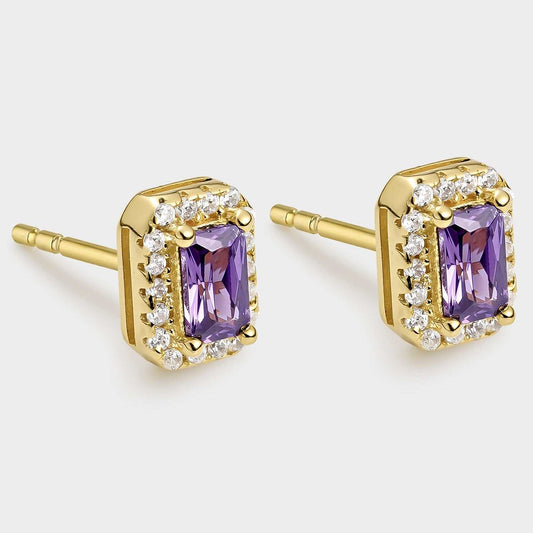 Gelbvergoldete Silberohrringe mit rechteckigem Zirkonia, gefasst in 4 amethystfarbenen Krappen, umgeben von kleinen weißen Zirkoniasteinen