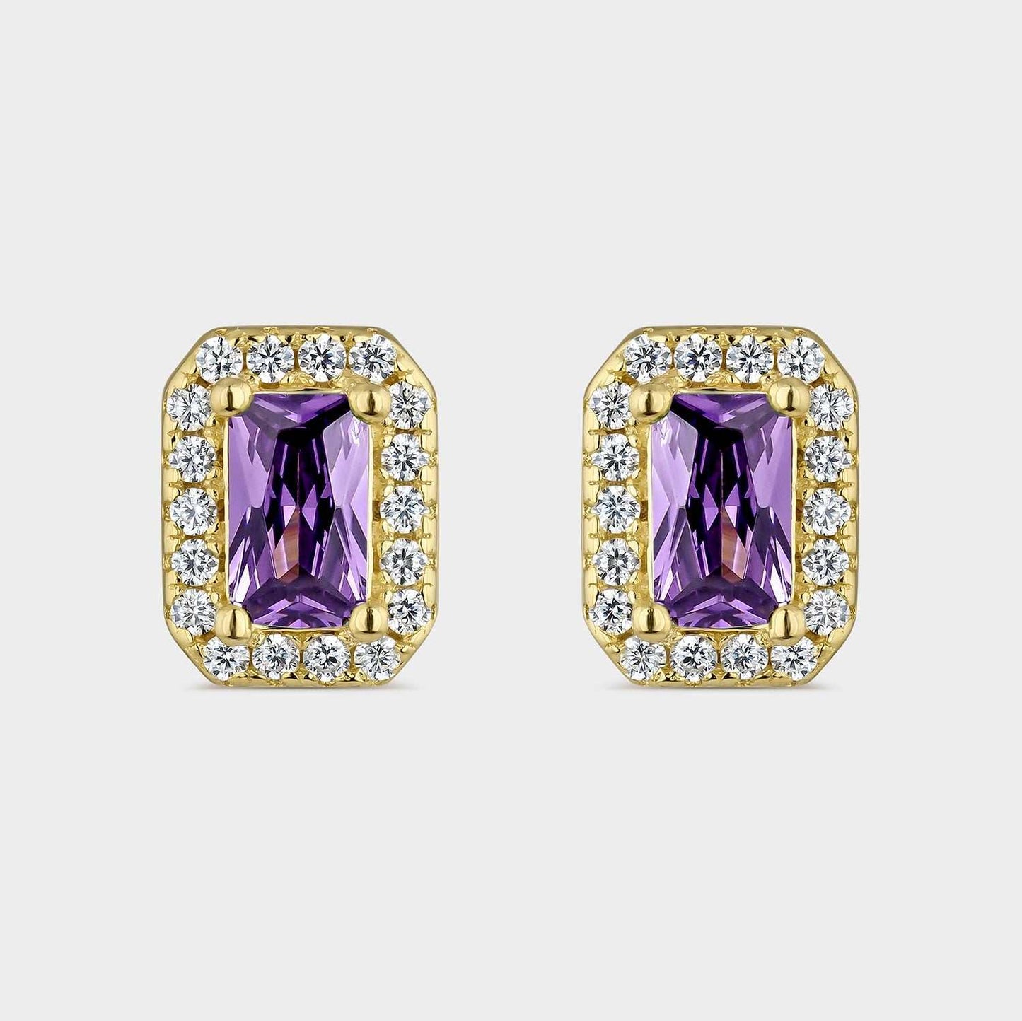 Pendientes de plata bañada en oro amarillo con circonita rectangular engastada en 4 garras color amatista rodeada de circonitas pequeñas blancas