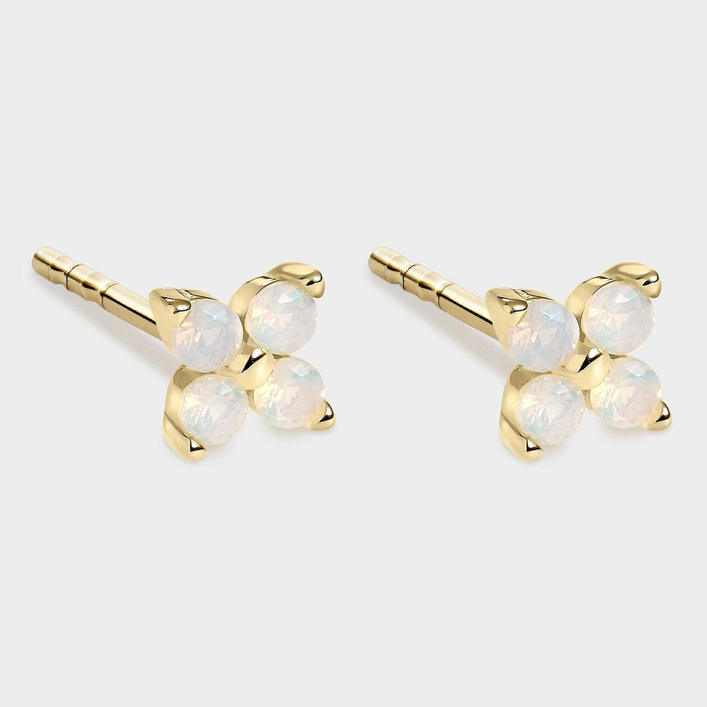 Pendientes de flor bañado en oro con ópalos blancos