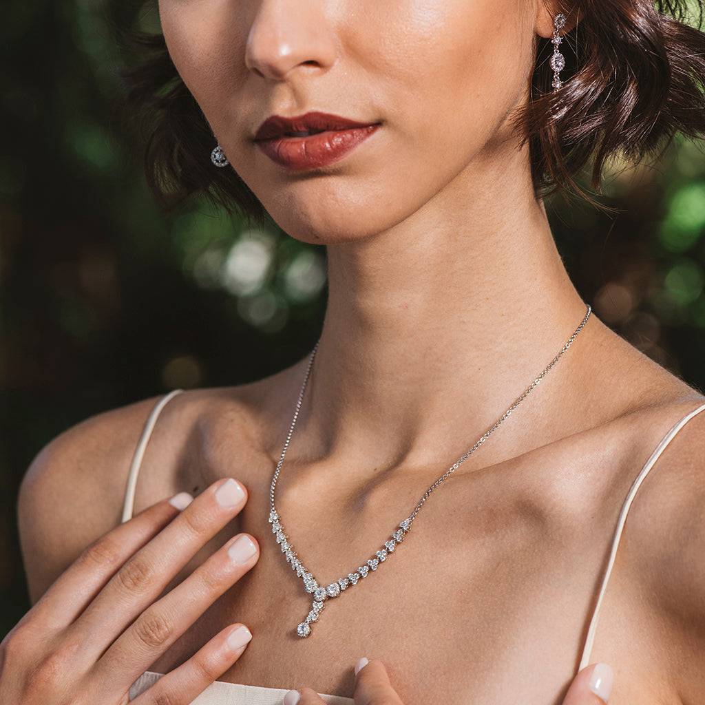 Collar de plata con colgante de circonitas blancas circulares y piramidales