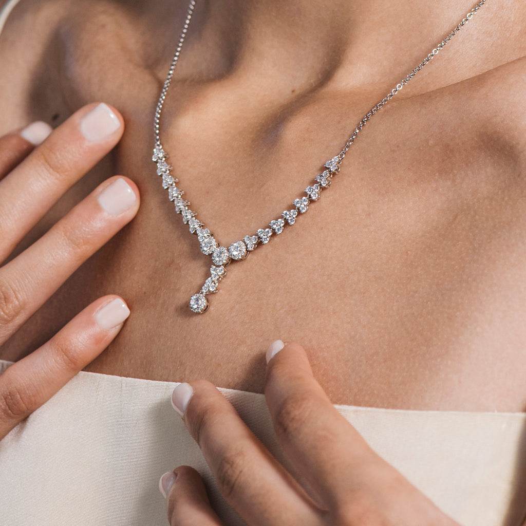 Collar de plata con colgante de circonitas blancas circulares y piramidales