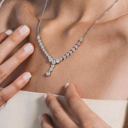 Collar de plata con colgante de circonitas blancas circulares y piramidales