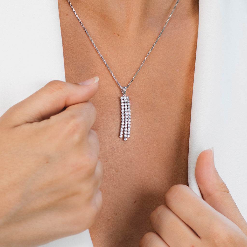 Collar de plata con colgante de circonitas blancas