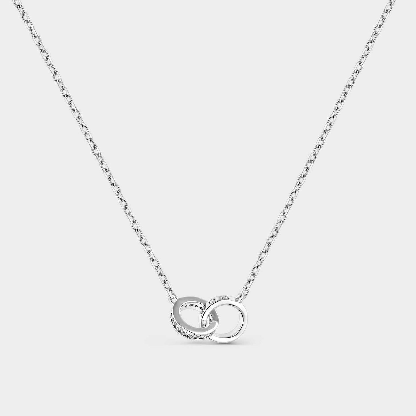 Collar de plata con alianzas entrelazadas