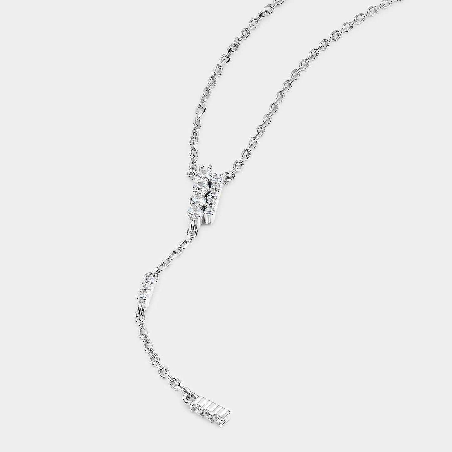 Silberne Halskette mit kleiner runder Gliederkette und weißem Zirkonia-Kettenanhänger