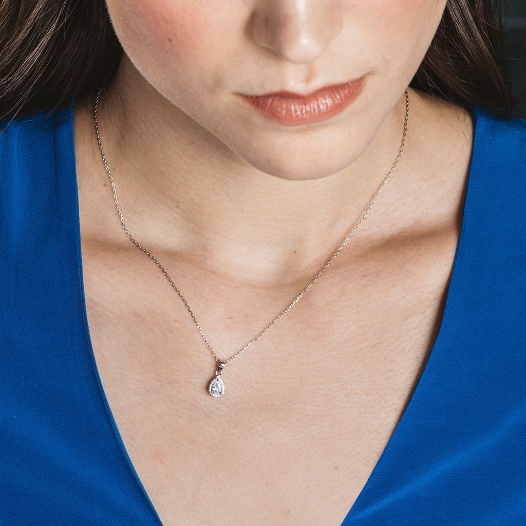 Conjunto en lágrima de collar y pendientes en plata con circonitas blancas