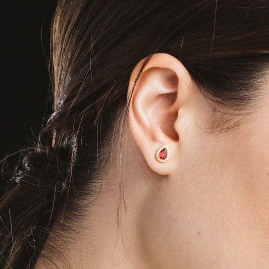 Vergoldete Halskette und Ohrringe, besetzt mit weißen und roten Zirkonen