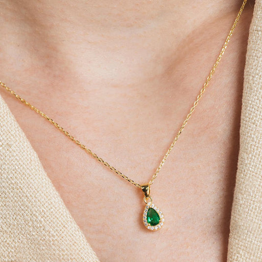 Set aus vergoldeter Halskette und Ohrringen