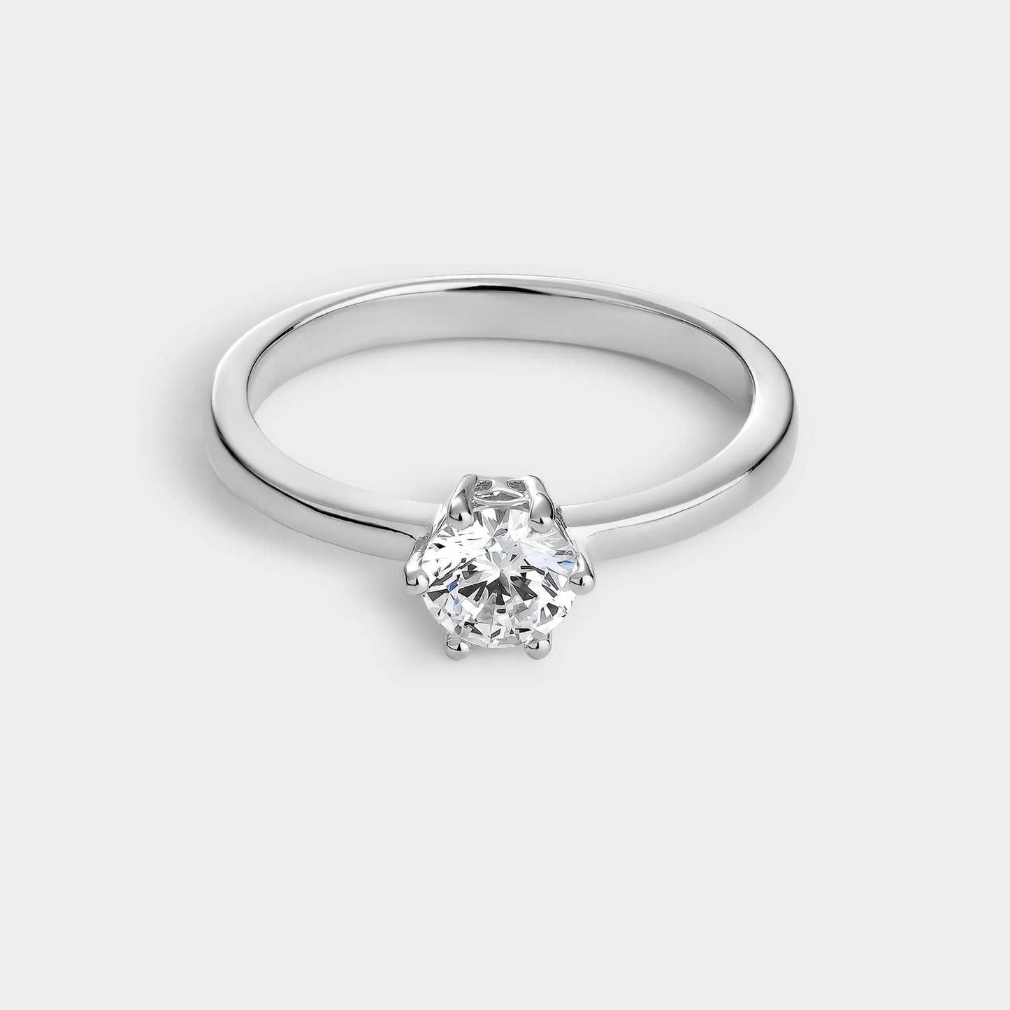 Anillo solitario de plata con circonita de 5,25 mm montada sobre