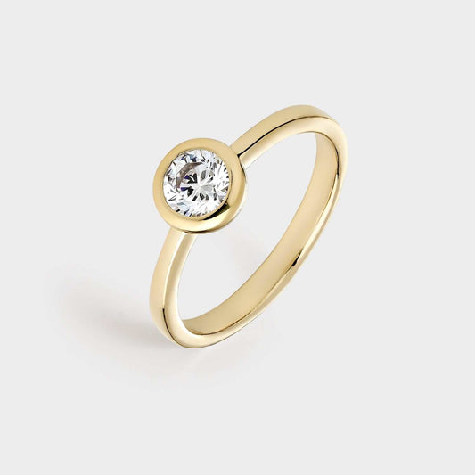 Anillo solitario de plata chapado en oro amarillo con circonita