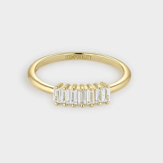 Gelbvergoldeter Silberring mit weißen rechteckigen Zirkonen.