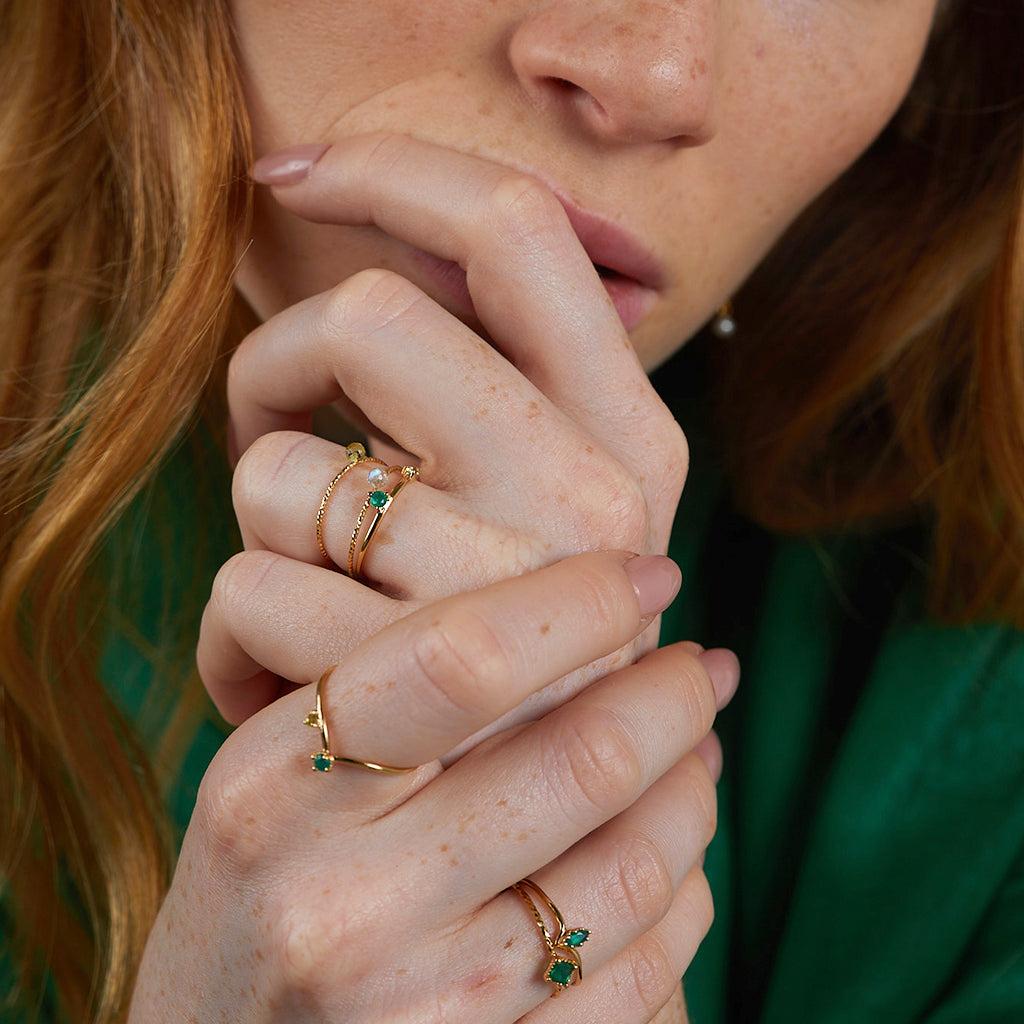 Anillo peridoto y ónix verde bañado en oro