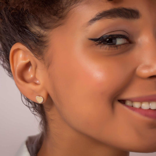 Vergoldete Würfel-Ohrringe mit Herzknöpfen