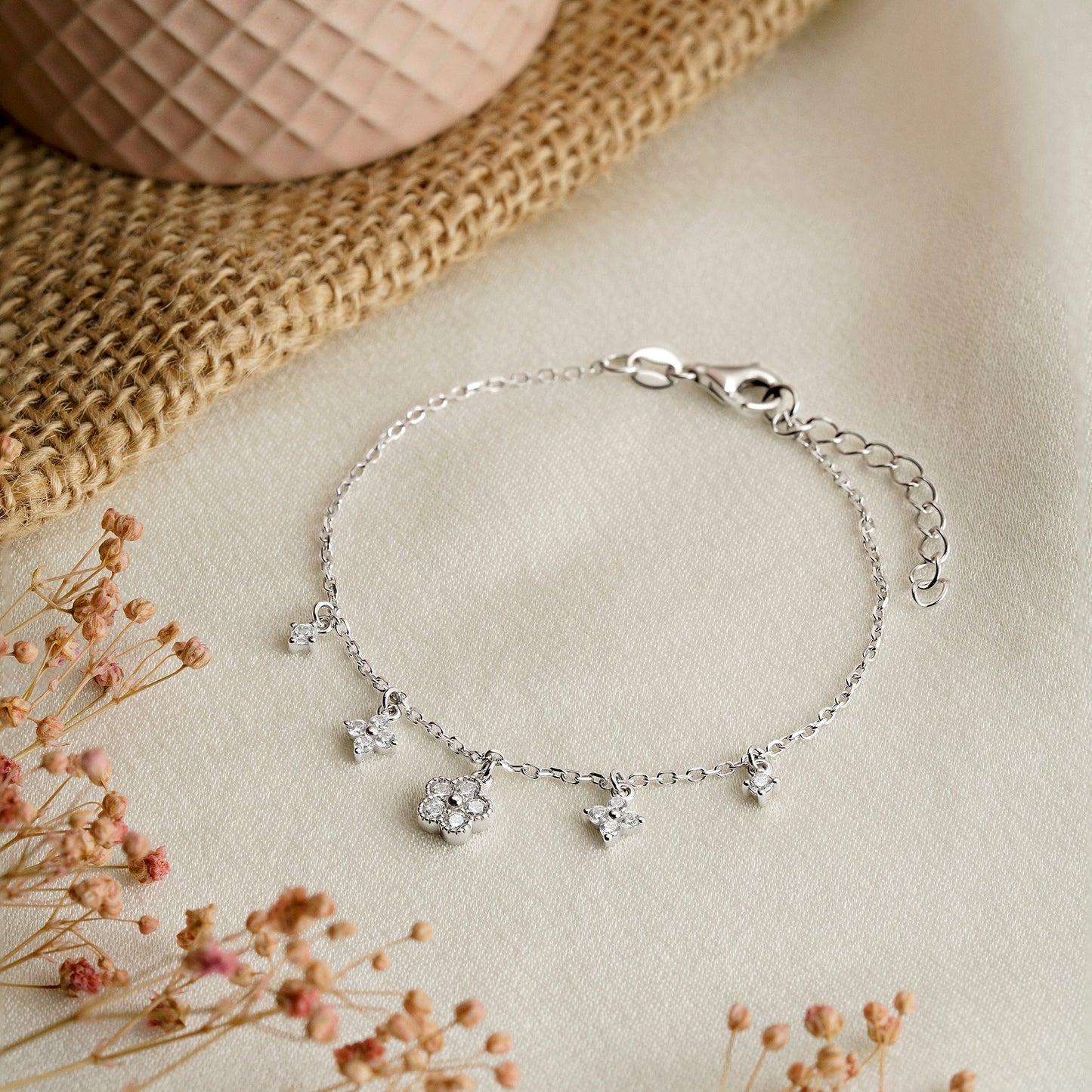 Pulsera de plata y flores colgantes con circonitas