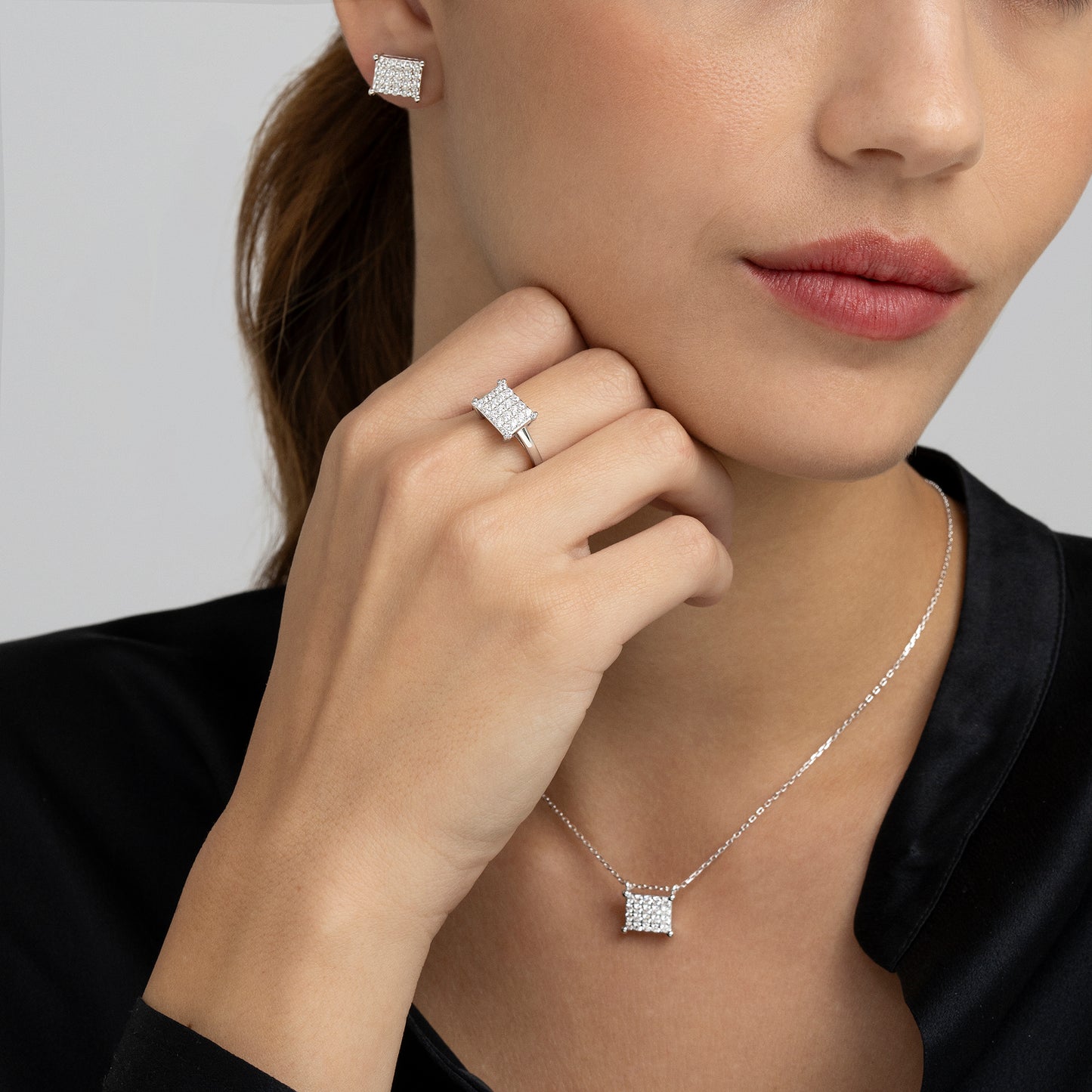 Anillo de plata pavé de circonitas motivo cuadrado