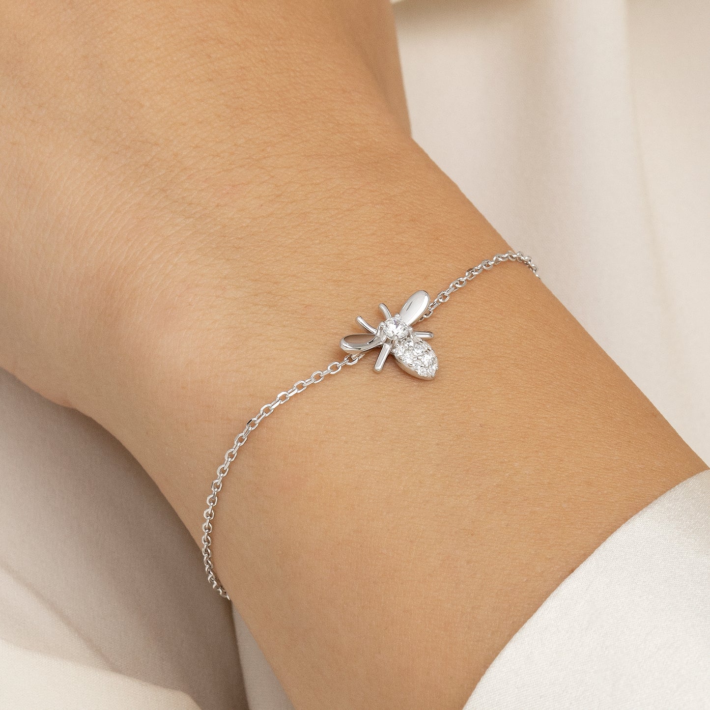 Pulsera de plata y circonitas abejita