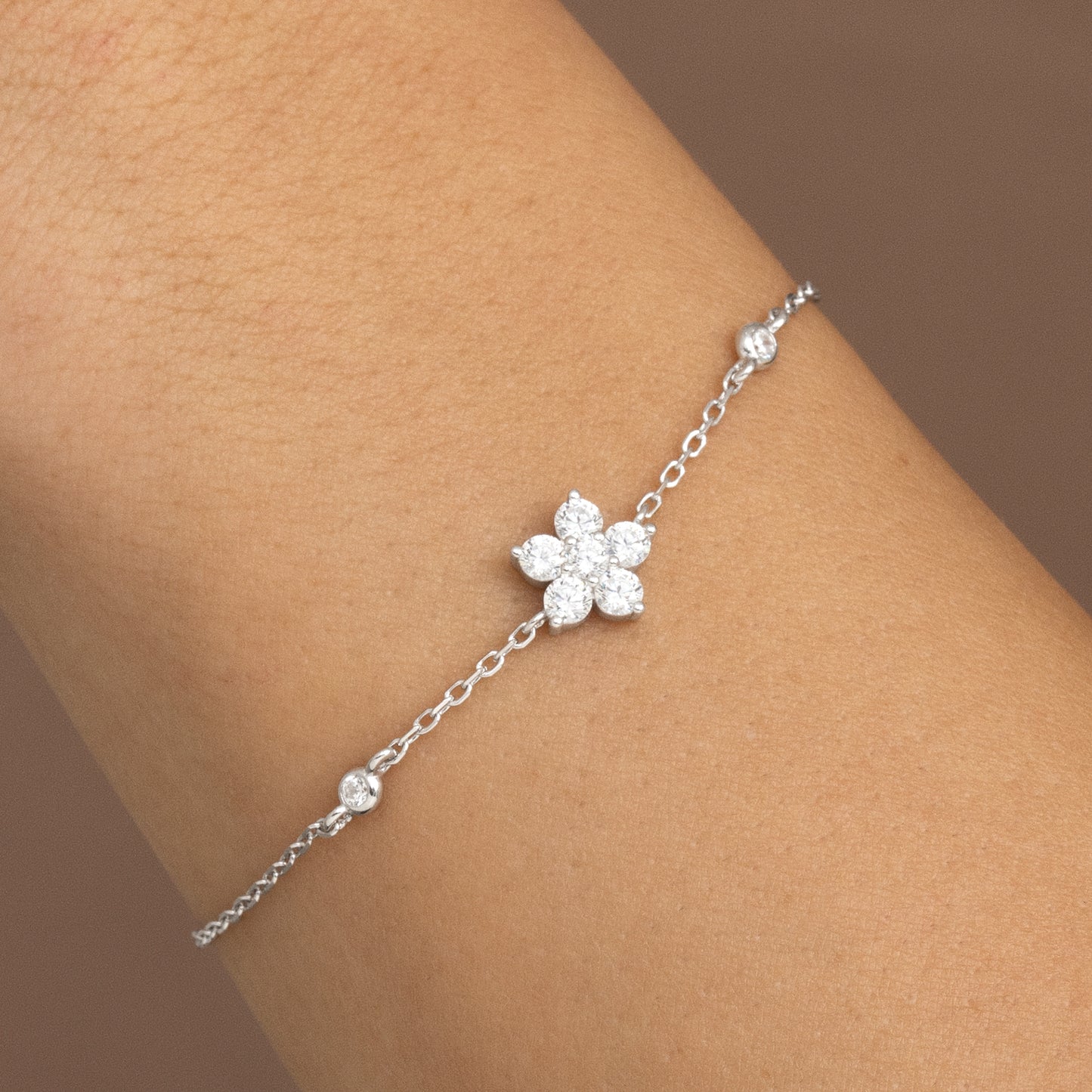 Pulsera de plata y circonitas abalorio de flor