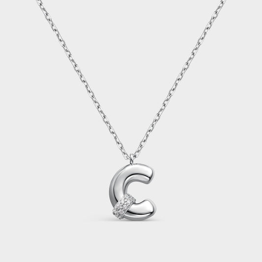 Collar con inicial "C" con volumen, plata y linea de circonitas