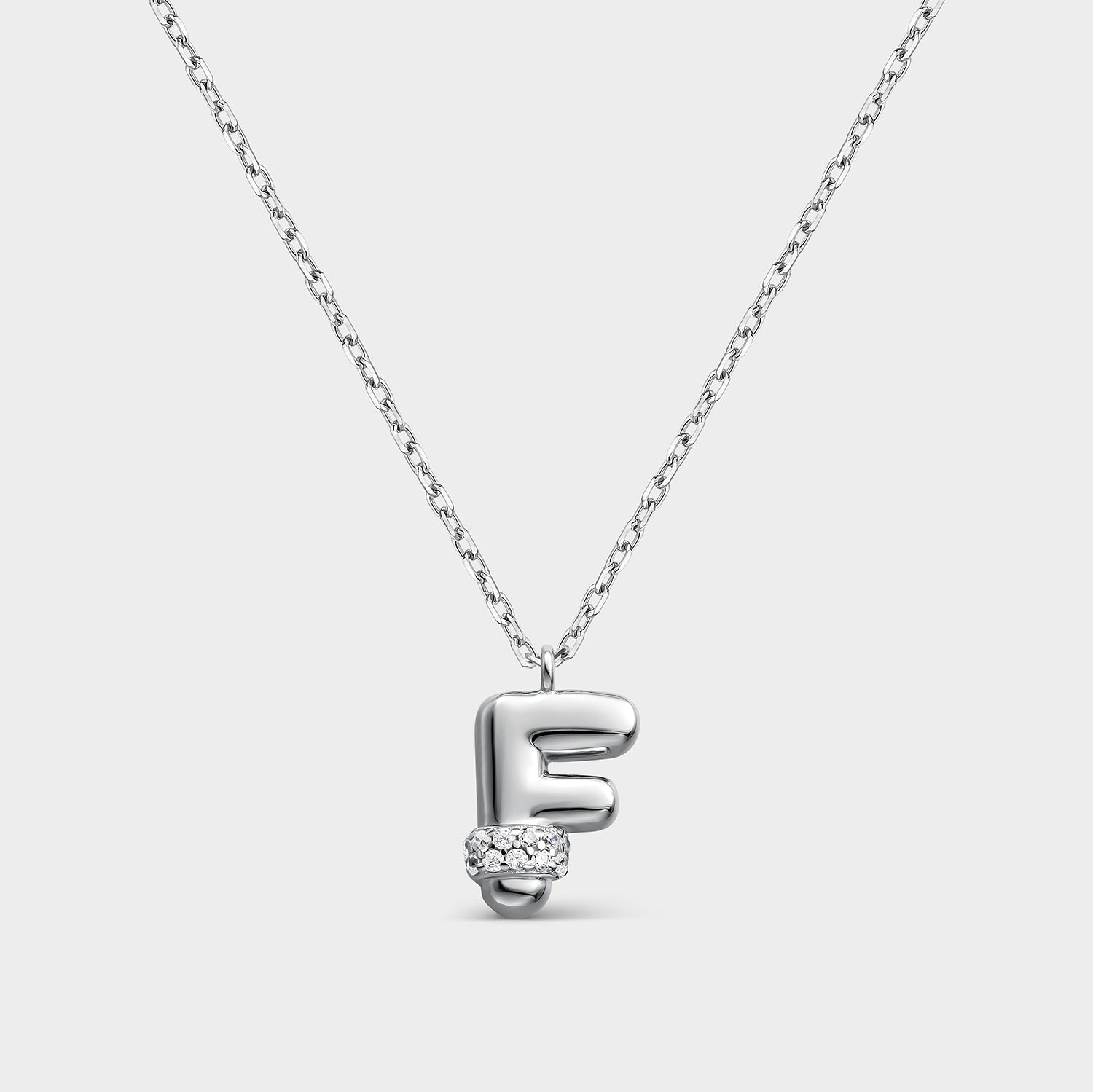 Collar con inicial "F" con volumen, plata y linea de circonitas
