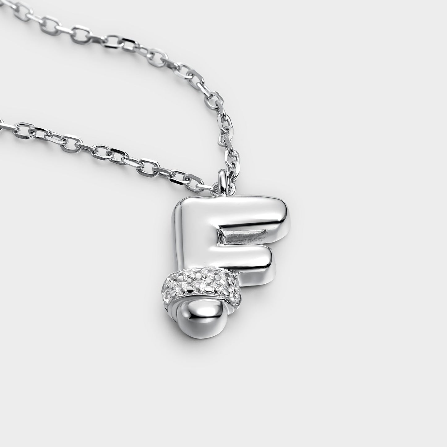 Collar con inicial "F" con volumen, plata y linea de circonitas