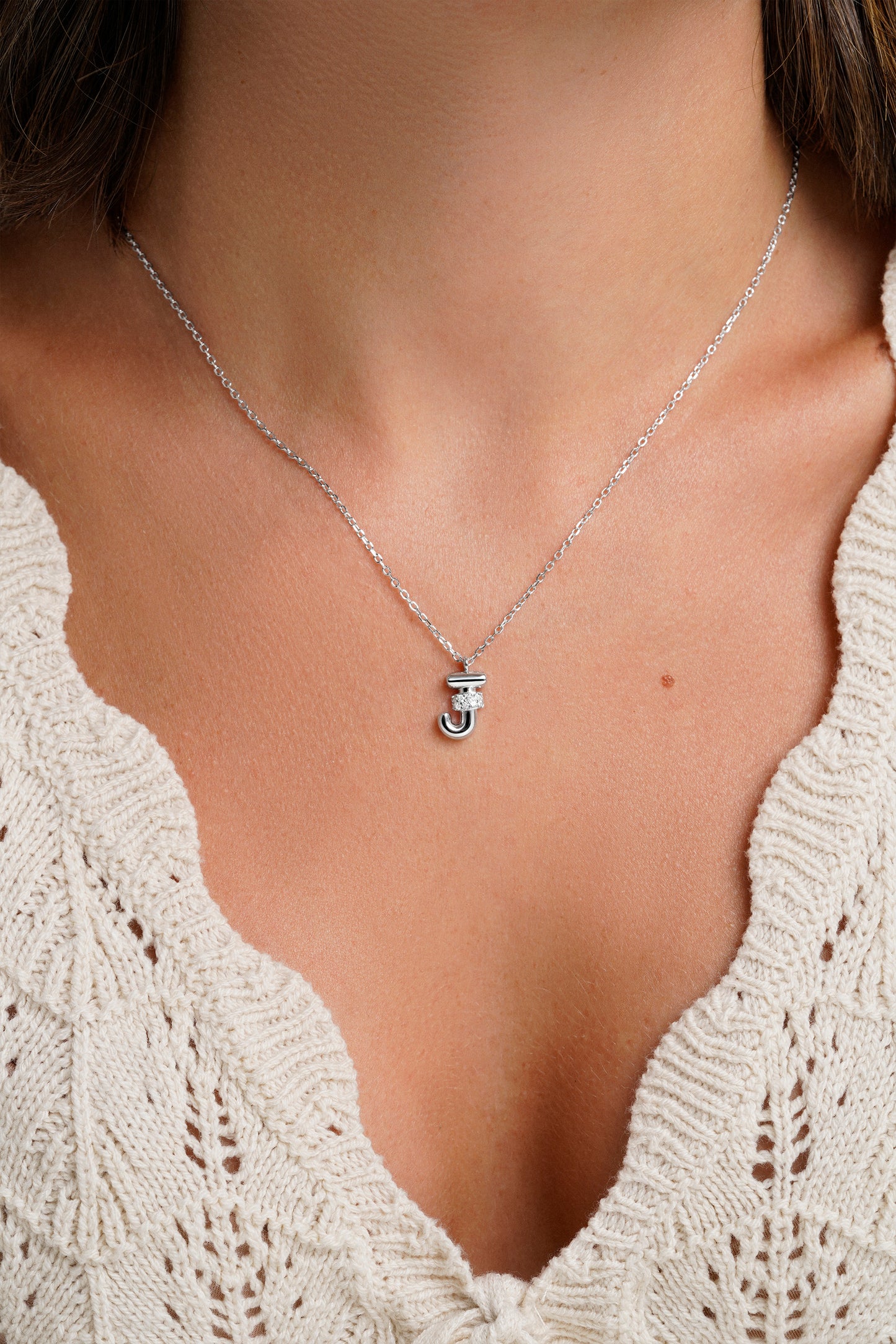 Collar con inicial "J" con volumen, plata y linea de circonitas