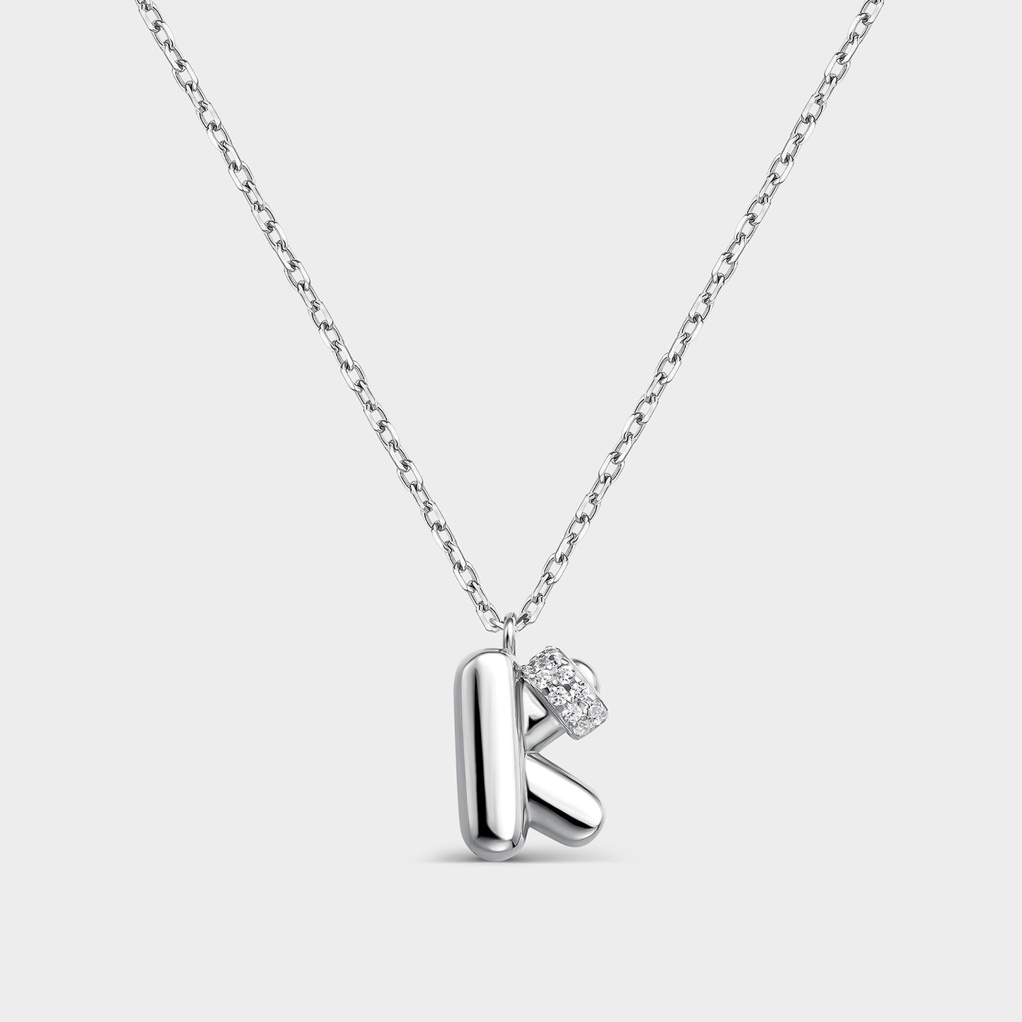 Collar con inicial "K" con volumen, plata y linea de circonitas